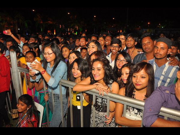 అతిథిగా మంత్రి, ఊర్రూతలూగించిన విద్యార్ధినిలు