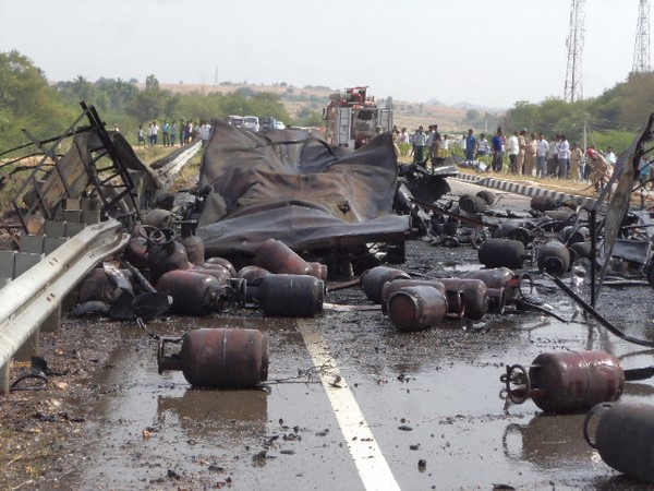 రహదారిపై చెల్లాచెదురుగా..