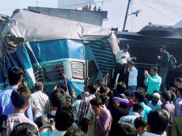 Dehradun-Varanasi Janta Express derails in Rae Bareli, 4 killed Dehradun-Varanasi Janta Express derails in Rae Bareli, 4 killed