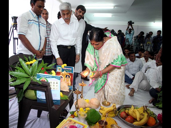 విజయమ్మ ప్రత్యేక పూజలు