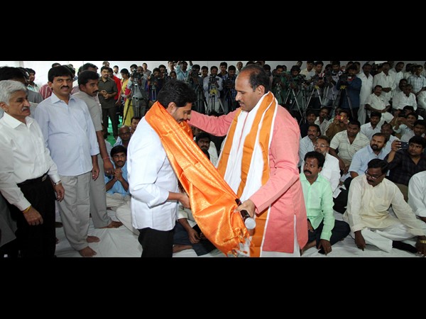 జగన్ ప్రత్యేక పూజలు