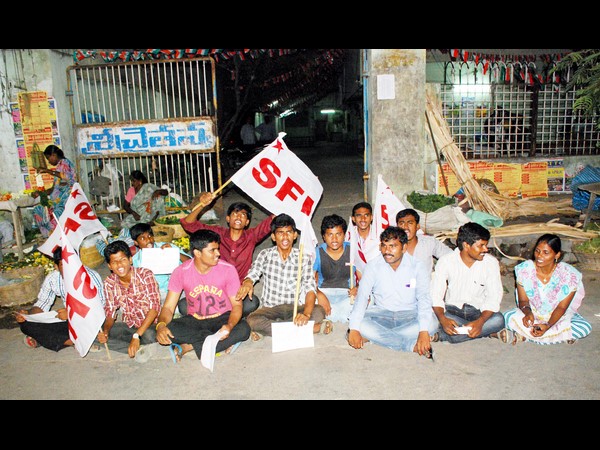 విద్యార్థుల ఆందోళన