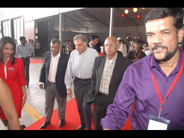 టాటా ఫోటోతో ఎయిర్ ఏషియా 'ద పయనీర్'