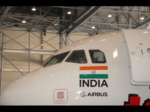  టాటా ఫోటోతో ఎయిర్ ఏషియా 'ద పయనీర్'