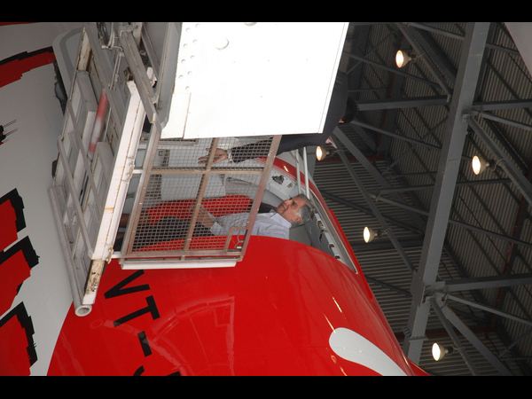  టాటా ఫోటోతో ఎయిర్ ఏషియా 'ద పయనీర్'