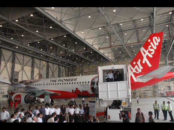 టాటా ఫోటోతో ఎయిర్ ఏషియా 'ద పయనీర్'