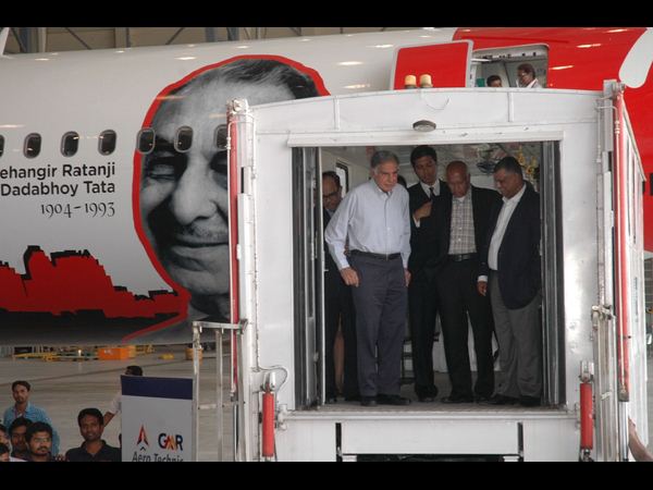 టాటా ఫోటోతో ఎయిర్ ఏషియా 'ద పయనీర్'