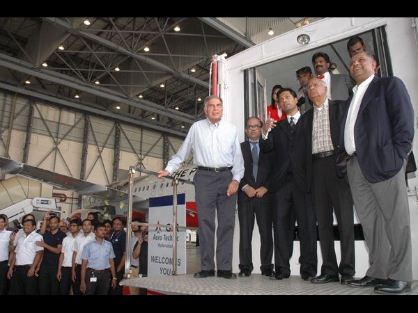  టాటా ఫోటోతో ఎయిర్ ఏషియా 'ద పయనీర్'