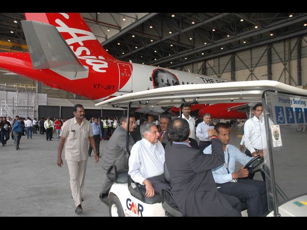  టాటా ఫోటోతో ఎయిర్ ఏషియా 'ద పయనీర్'