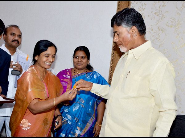 పరిటాల సునీతకు మిఠాయి