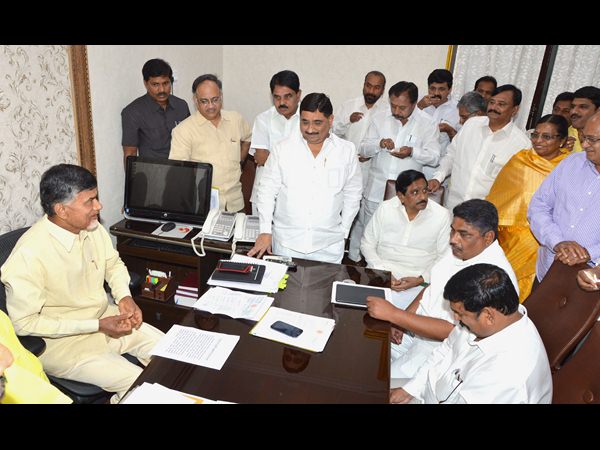 మిఠాయిలు పంచారు