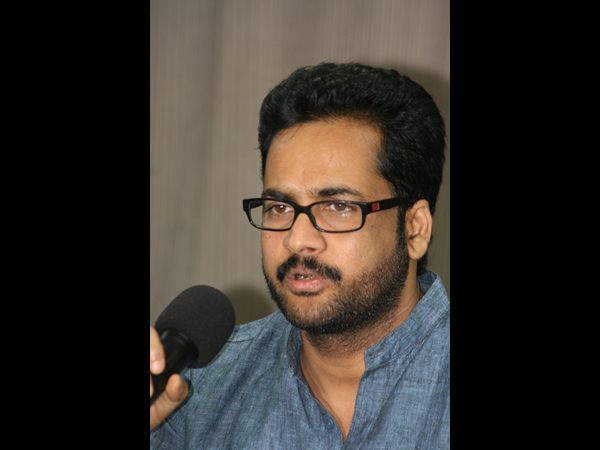  ఆంధ్రాకు ప్రత్యేక హోదా ఇవ్వాల్సిందే: హీరో శివాజీ