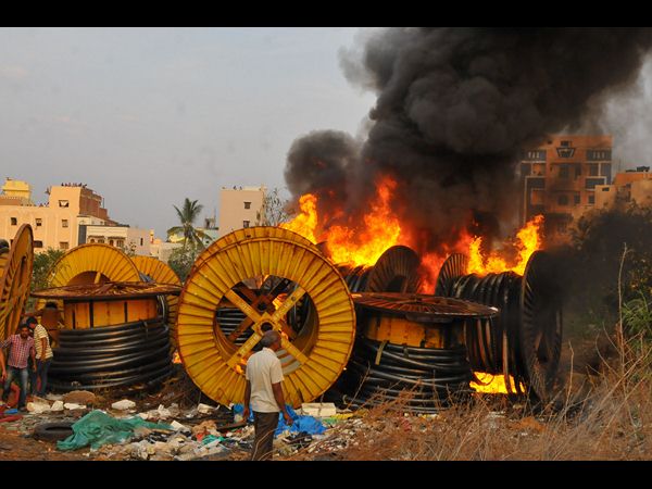  గోడౌన్‌లో భారీ అగ్ని ప్రమాదం: లక్షల్లో నష్టం