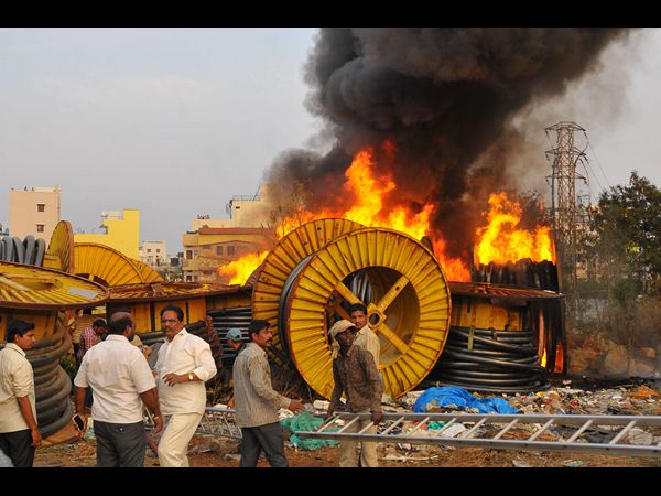 గోడౌన్‌లో భారీ అగ్ని ప్రమాదం: లక్షల్లో నష్టం