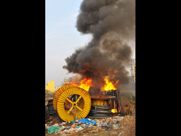  గోడౌన్‌లో భారీ అగ్ని ప్రమాదం: లక్షల్లో నష్టం