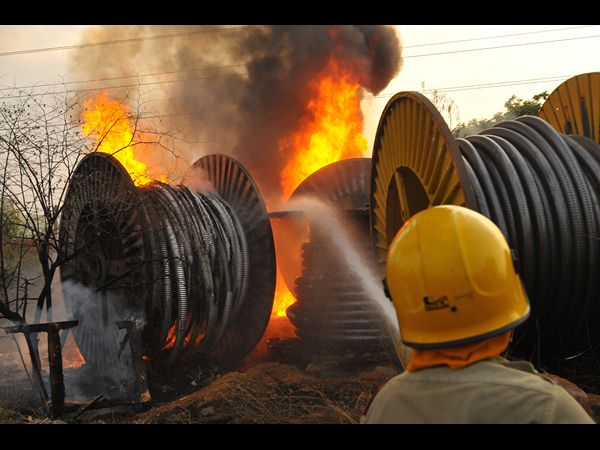 గోడౌన్‌లో భారీ అగ్ని ప్రమాదం: లక్షల్లో నష్టం