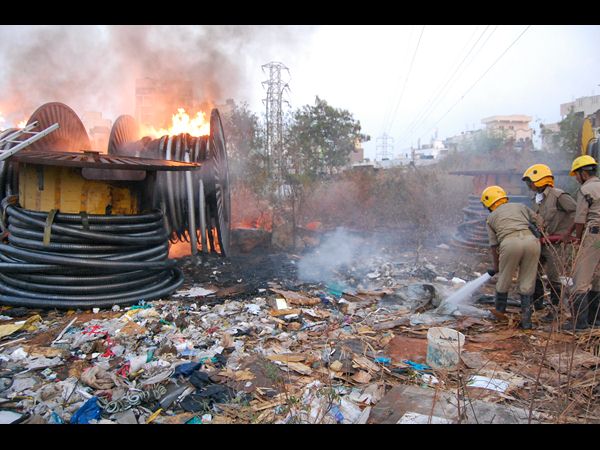 గోడౌన్‌లో భారీ అగ్ని ప్రమాదం: లక్షల్లో నష్టం