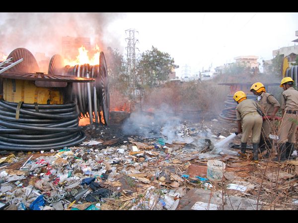 గోడౌన్‌లో భారీ అగ్ని ప్రమాదం: లక్షల్లో నష్టం