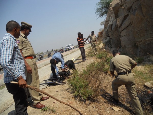 సజీవ దహనం: ఒంటిపై పెట్రోల్ పోసి తగలబెట్టారు