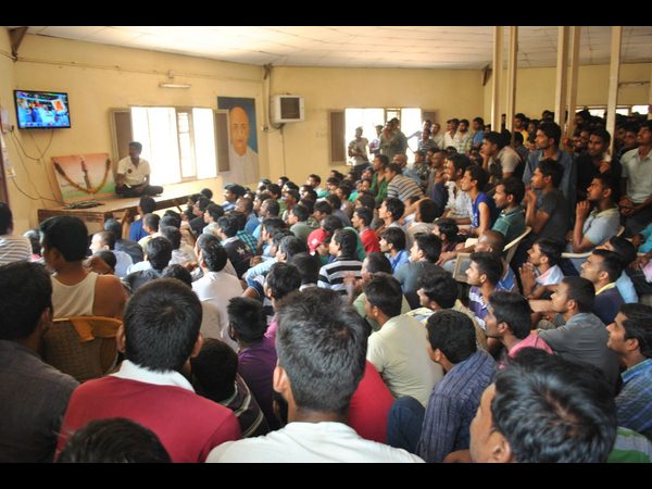 సెమీ ఫైనల్ మ్యాచ్ సందర్భంగా రోడ్లన్నీ ఖాళీ 