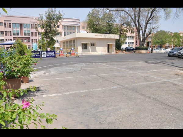 సెమీ ఫైనల్ మ్యాచ్ సందర్భంగా రోడ్లన్నీ ఖాళీ 