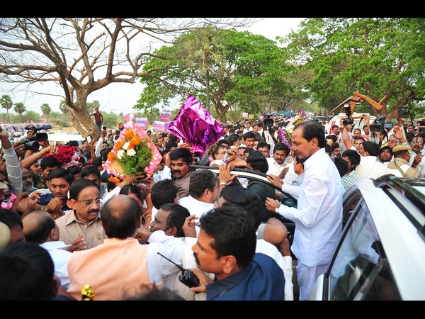  ప్రభుత్వం తరుపున పట్టు వస్త్రాలు సమర్పించిన కేసీఆర్