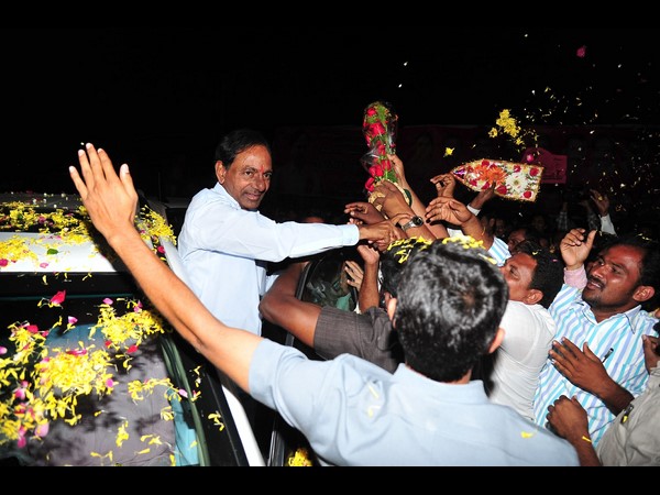 ప్రభుత్వం తరుపున పట్టు వస్త్రాలు సమర్పించిన కేసీఆర్