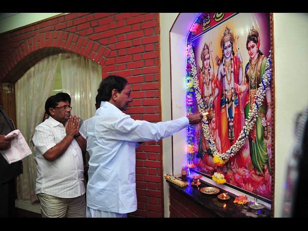 ప్రభుత్వం తరుపున పట్టు వస్త్రాలు సమర్పించిన కేసీఆర్