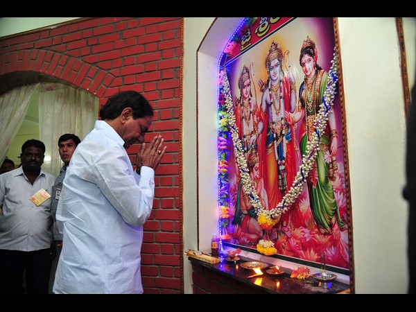 ప్రభుత్వం తరుపున పట్టు వస్త్రాలు సమర్పించిన కేసీఆర్