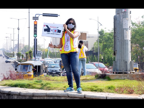 ట్రాఫిక్ నియమాలపై సాప్ట్‌వేర్ ఉద్యోగుల చైతన్యం