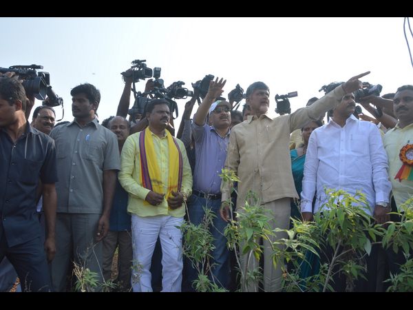 అడ్డంకులు సృష్టించాలని..