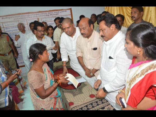 పరిహారం అందజేస్తూ..