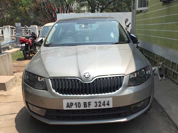 car stolen in a woman outfit in Hyderabad car stolen in a woman outfit in Hyderabad