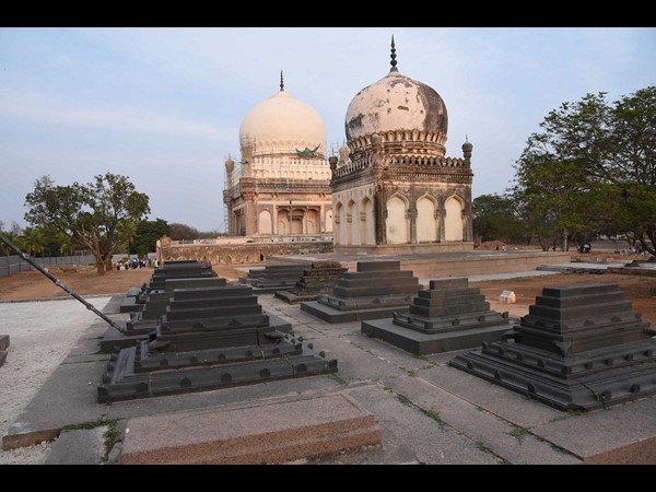 కుతుబ్షాహీ సమాధుల వద్ద గార్డెన్, మ్యూజియం కుతుబ్షాహీ సమాధుల వద్ద గార్డెన్, మ్యూజియం