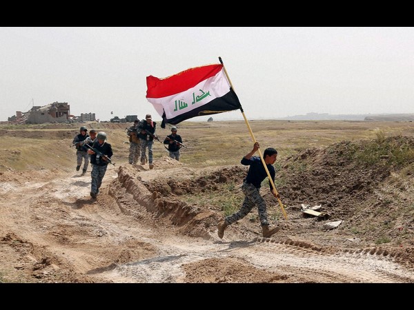 జాతీయ పతాకంతో ఇరాకీ సైన్యం