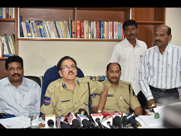  విమానాల్లో వచ్చే యూపీ దర్జా దొంగలు వీరే