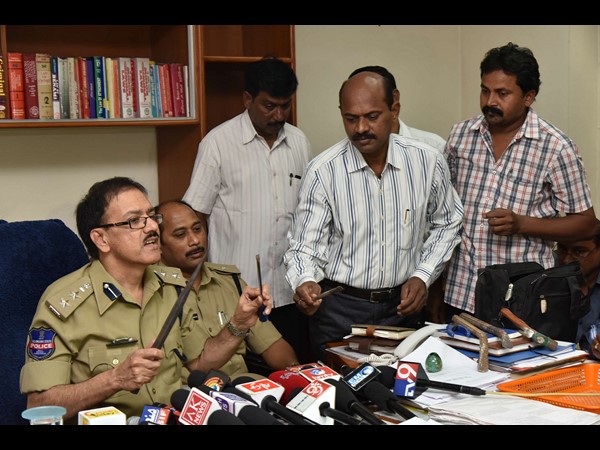 విమానాల్లో వచ్చే యూపీ దర్జా దొంగలు వీరే