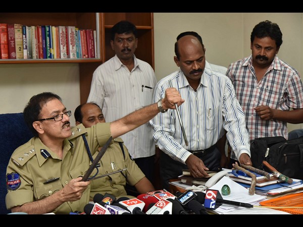  విమానాల్లో వచ్చే యూపీ దర్జా దొంగలు వీరే