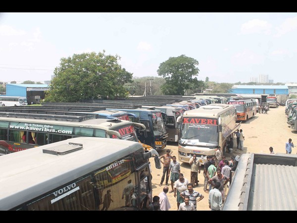 కూకట్ పల్లి వద్ద ఆపిన వాహనాలు
