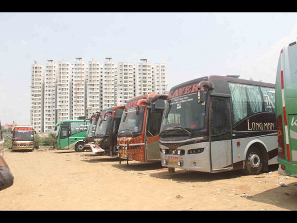 కూకట్ పల్లి వద్ద ఆపిన వాహనాలు