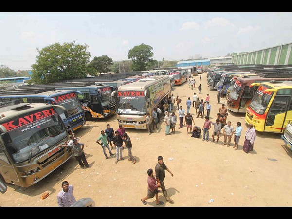 కూకట్ పల్లి వద్ద ఆపిన వాహనాలు