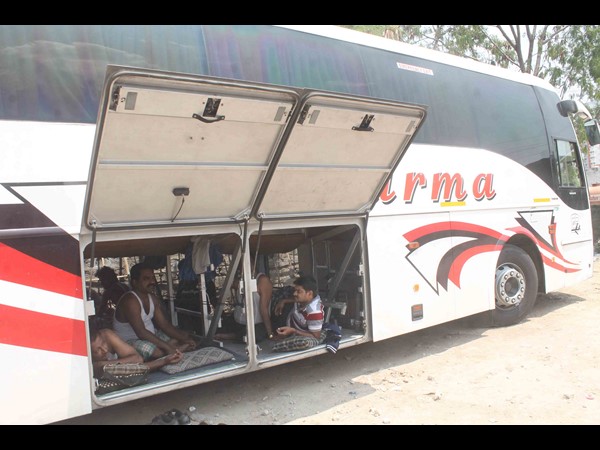 కూకట్ పల్లి వద్ద ఆపిన వాహనాలు