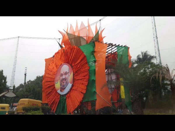 అంతా ప్లెక్సీల మయం