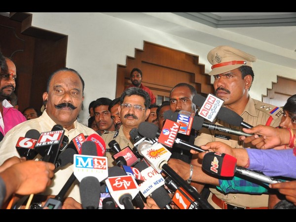 మీడియాతో.. 