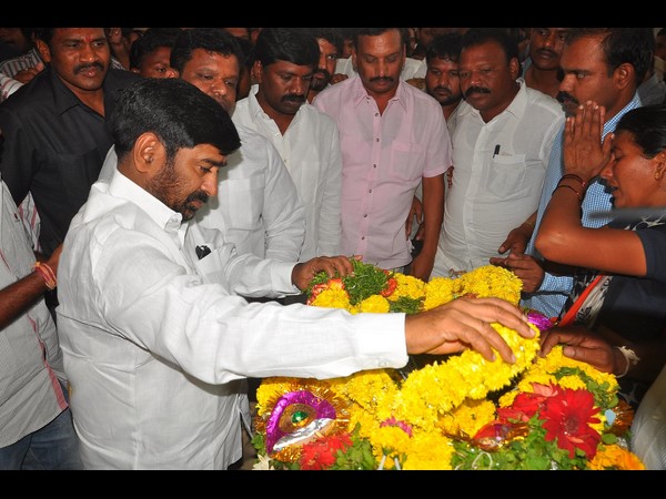 నివాళులు