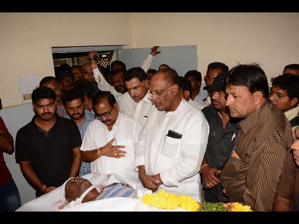 నాగరాజు మృతదేహం వద్ద గుత్తా నాగరాజు మృతదేహం వద్ద గుత్తా