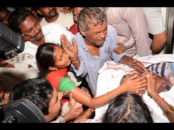 కుటుంబ సభ్యుల కన్నీరుమున్నీరు కుటుంబ సభ్యుల కన్నీరుమున్నీరు