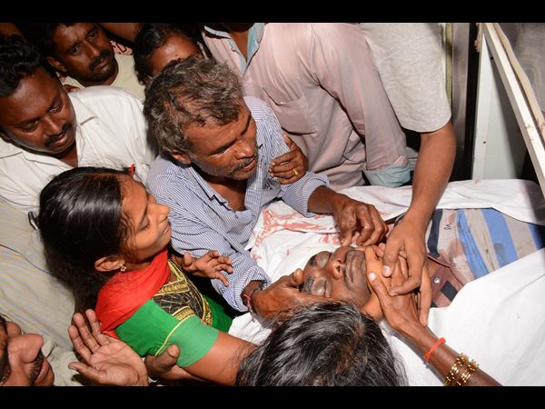 కుటుంబ సభ్యుల రోదన కుటుంబ సభ్యుల రోదన