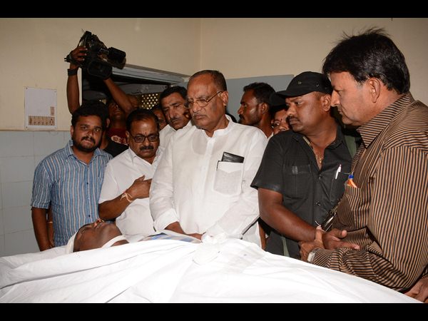 నాగరాజు మృతదేహం వద్ద గుత్తా నాగరాజు మృతదేహం వద్ద గుత్తా