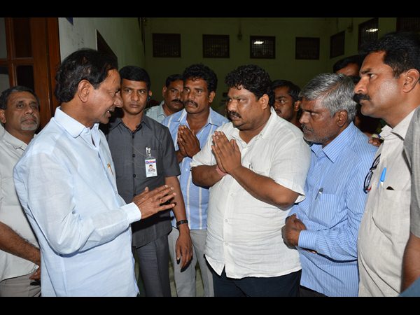 సిద్ధయ్య కుటుంబానికి కేసీఆర్ పరామర్శ, భరోసా